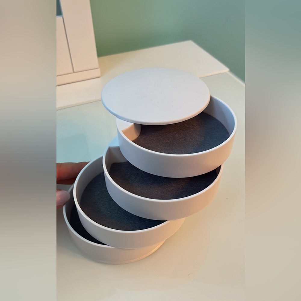 Jewlery storage bin